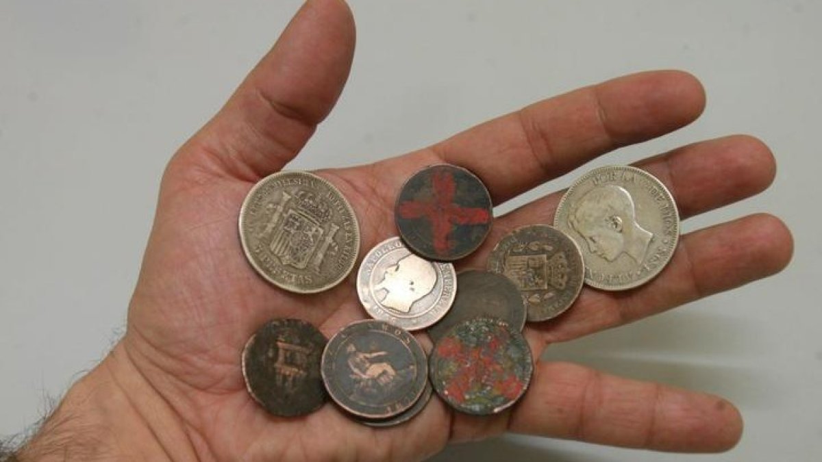 Monedas de bronce y plata del siglo XIX utilizadas en el tradicional juego de las 'chapas'. DL