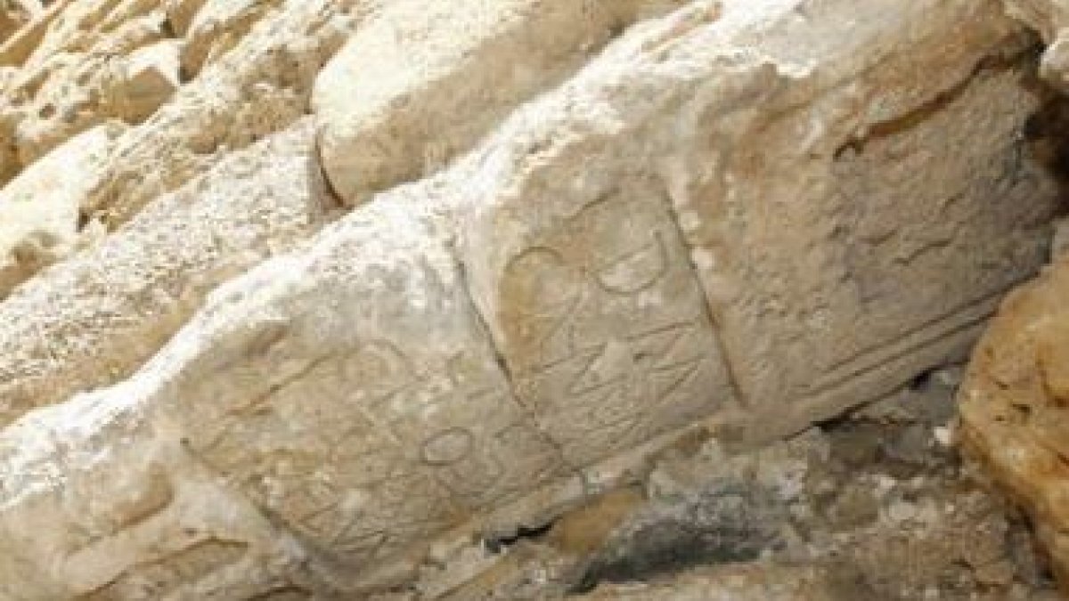 Detalle de una de las estelas funerarias de la muralla
