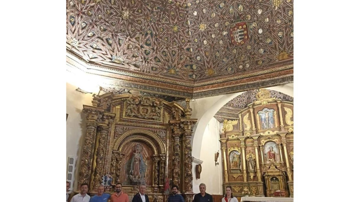 Visita del director general de Patrimonio a la iglesia de Santa Colomba de Vega. DL