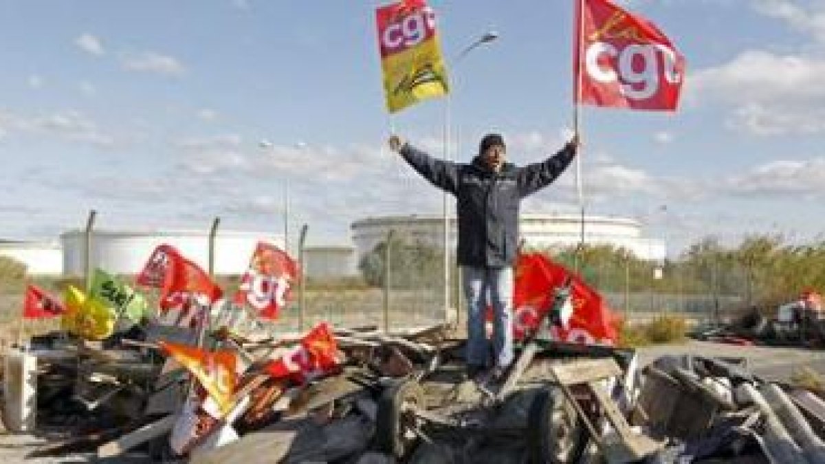 Un piquete bloquea el acceso a un depósito de gasolina en Frontignan-la-Peyrade.