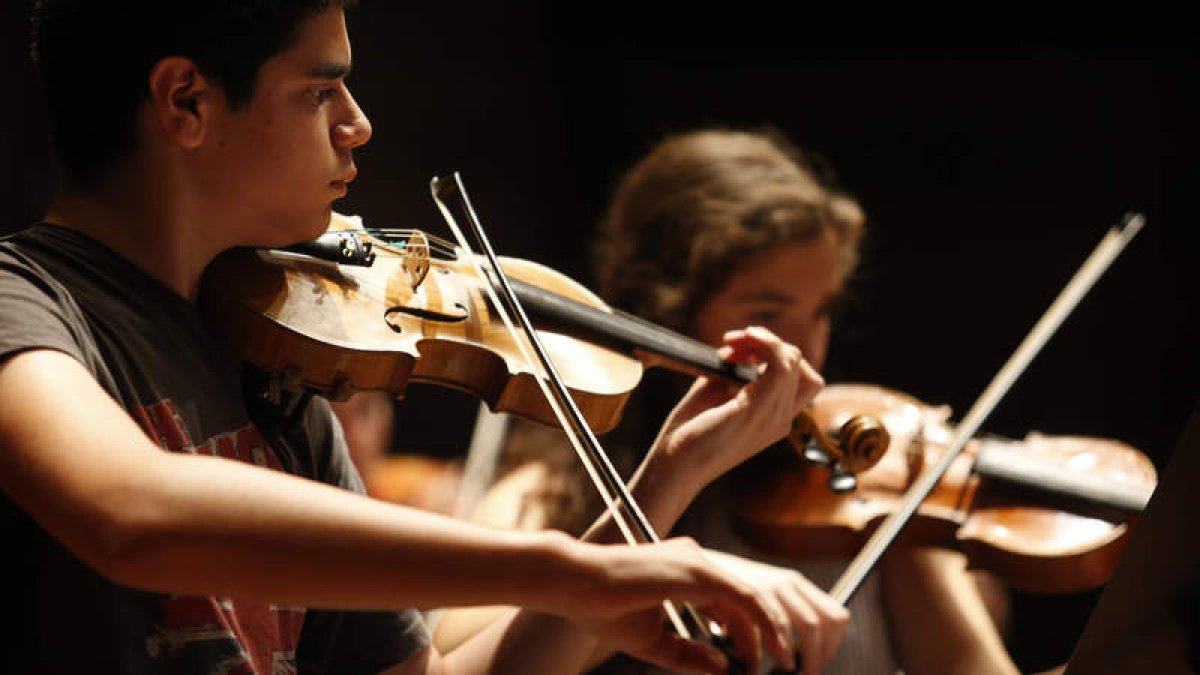 Músicos de la Joven Orquesta Leonesa, conjunto que está demostrando gran dinamismo. JESÚS F. SALVADORES