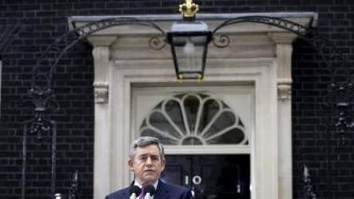 El primer ministro británico, Gordon Brown, lee la declaración ante el 10 de Downing Street.