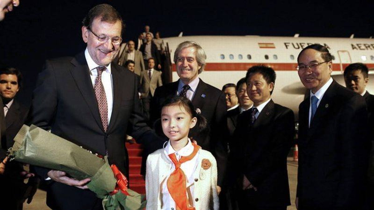 Rajoy, junto al primer ministro chino, Li Keqiang, recibido a su llegada a Shanghái, el miércoles.