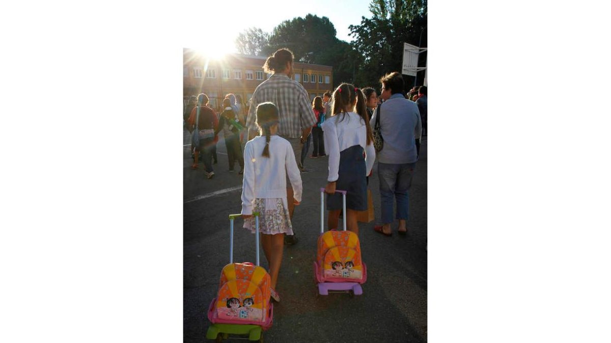 Dos niñas, en su primer día de colegio. JESÚS F. SALVADORES