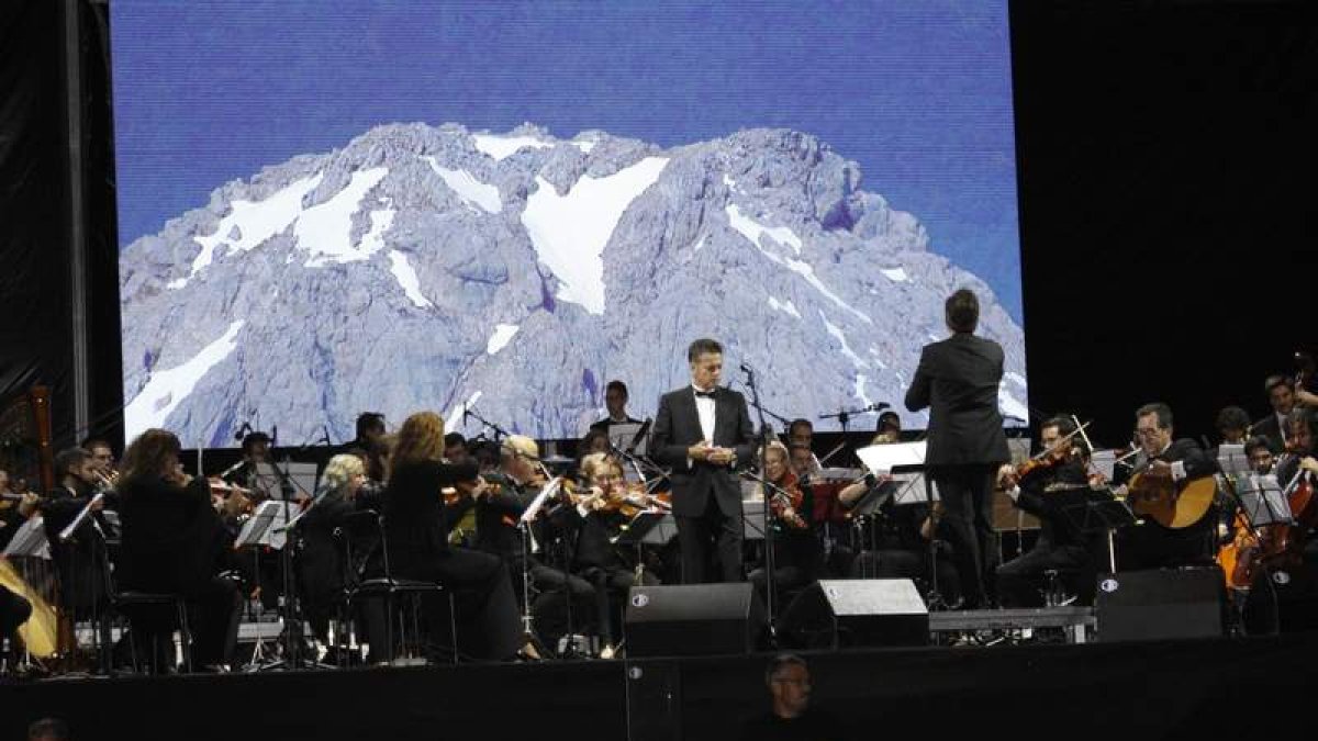 Un concierto de la Orquesta Ibérica celebrado en Riaño junto a Santiago Auserón. CAMPOS