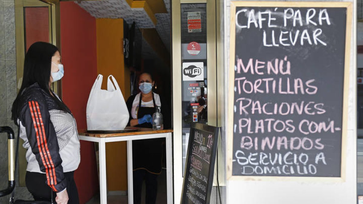 Cafeterías y restaurantes venden comida para llevar, durante la fase 0 de la desescalada del estado de alarma por el coronavirus. F. Otero Perandones.