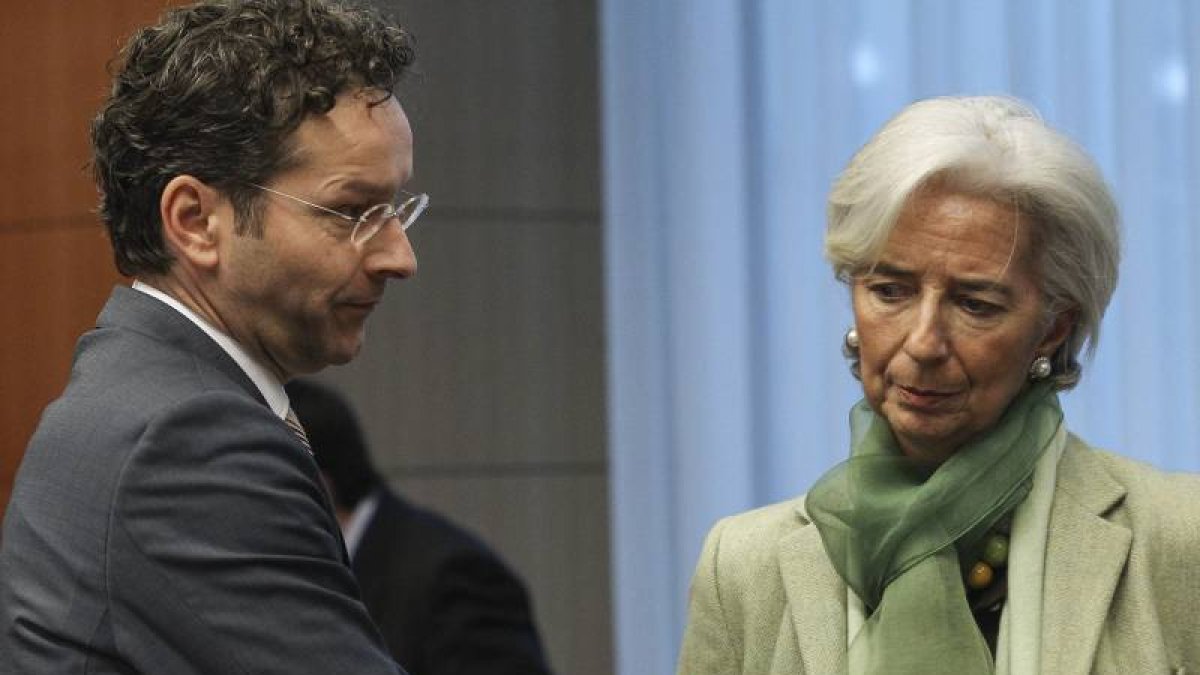 El ministro de Finanzas holandés y presidente del Eurogrupo, Jeroen Dijsselbloem (i), la presidenta del Fondo Monetario Internacional (FMI), Christine Lagarde, charlan durante una reunión del Eurogrupo en la sede del Consejo Europeo de Bruselas, Bélgica.