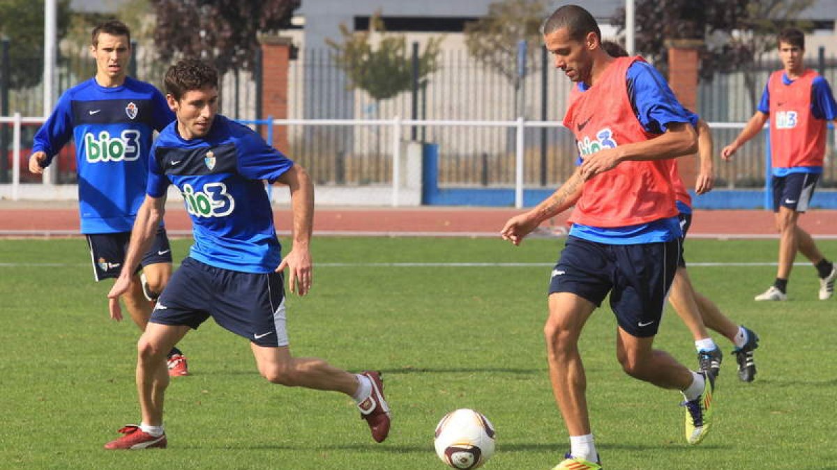 El equipo deportivista prepara el partido del domingo ante el Numancia en el estadio de Los Pajaritos.