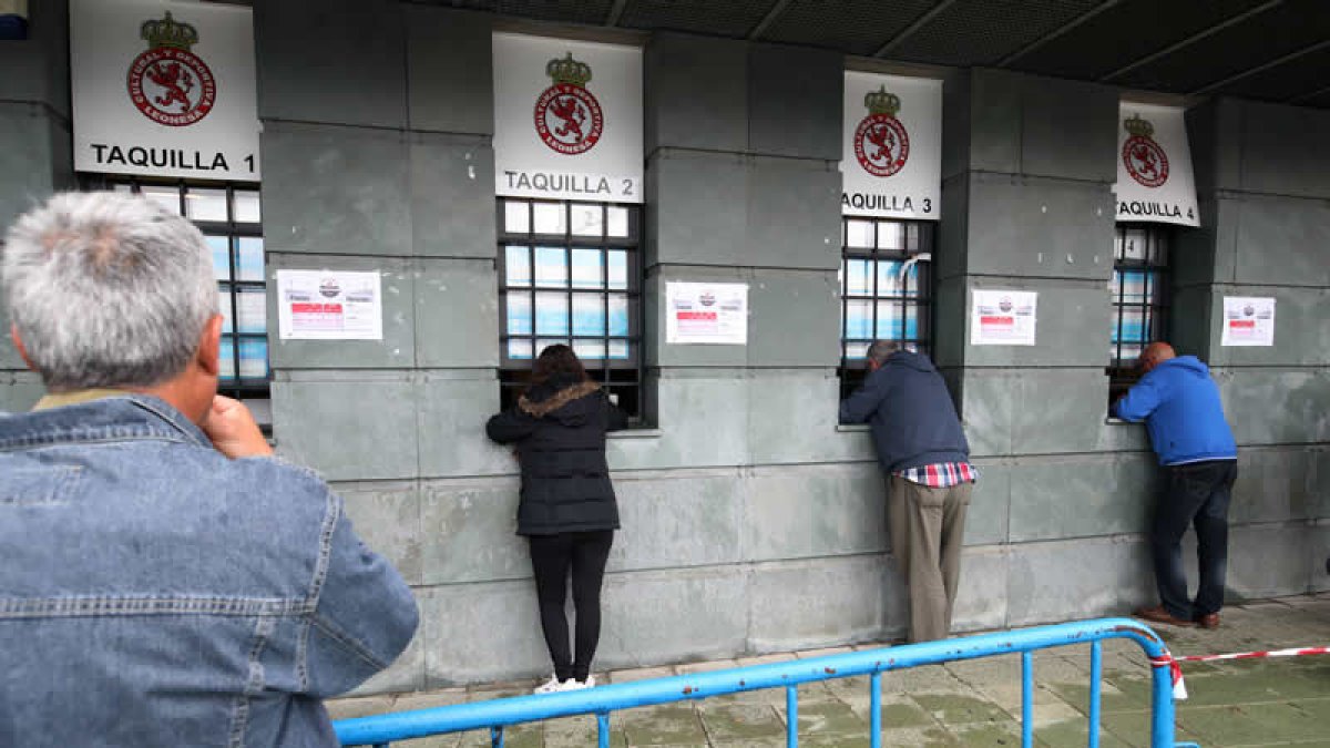 Aficionados de la Cultural hacen cola en las taquillas del campo de fútbol. DL