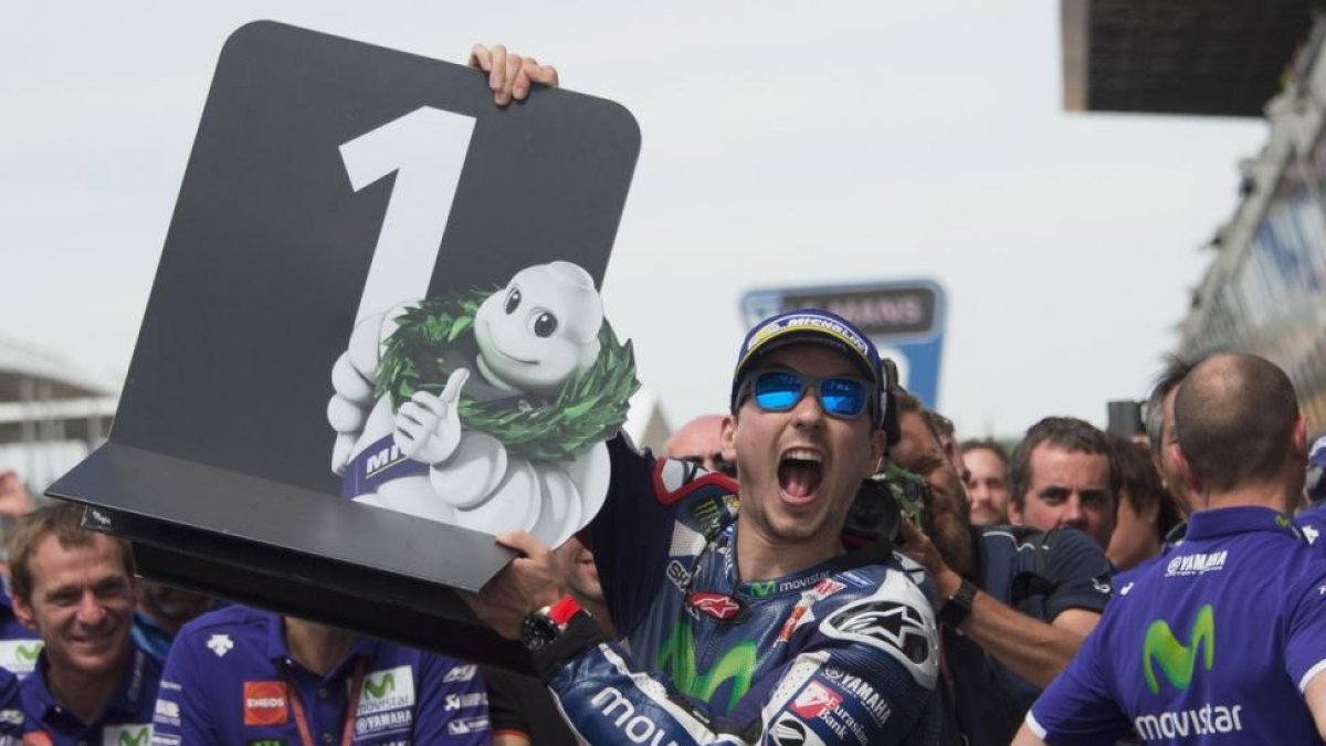 Jorge Lorenzo celebra la victoria en Le Mans levantando el cartel de primer clasificado.