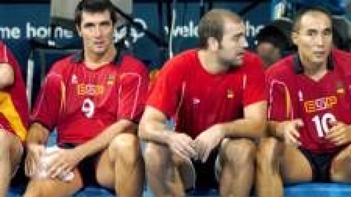 Los jugadores Garralda, Colón y Dujshevaev, en el banquillo español