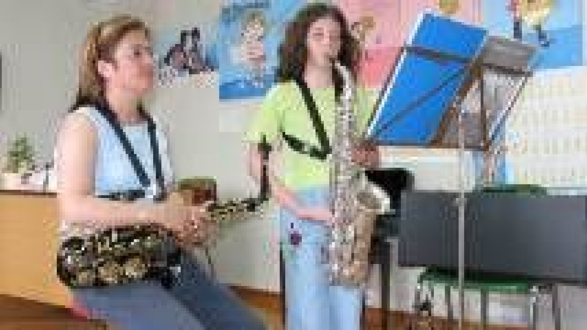 Vélez ensaya junto a una alumna de saxofón