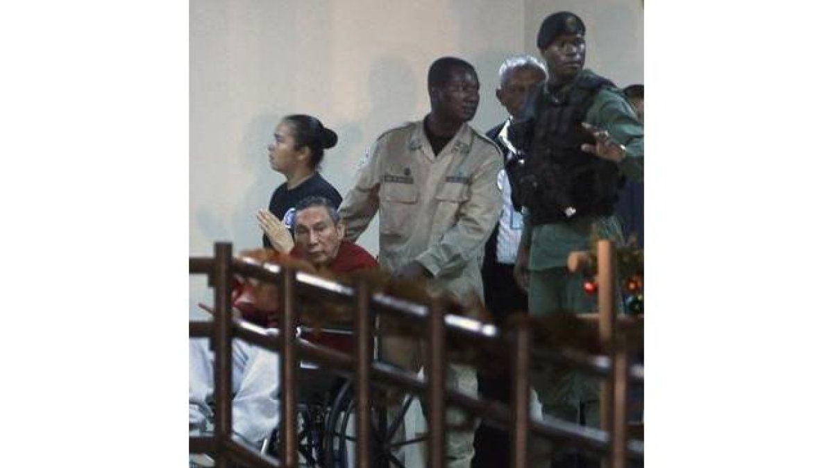 El dictador Noriega es mostrado a los medios de comunicación, antes de ingresar en la prisión de El Renacer de Panamá.