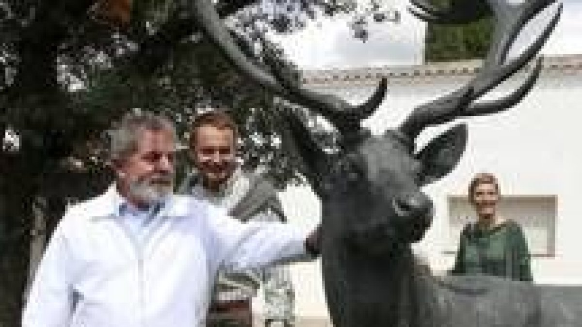 Lula se interesó por una estatua de un ciervo, animal que no existe en su país