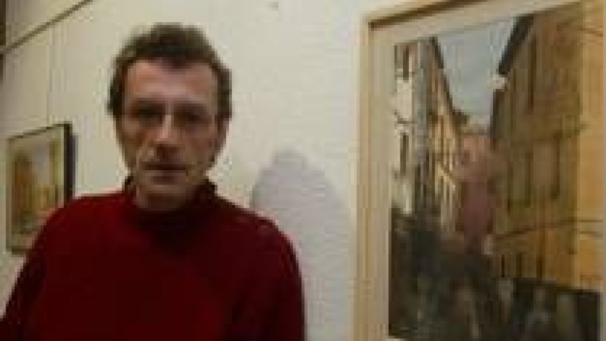 El pintor leonés afincado en Oviedo Sergio Tomé, en una exposición anterior