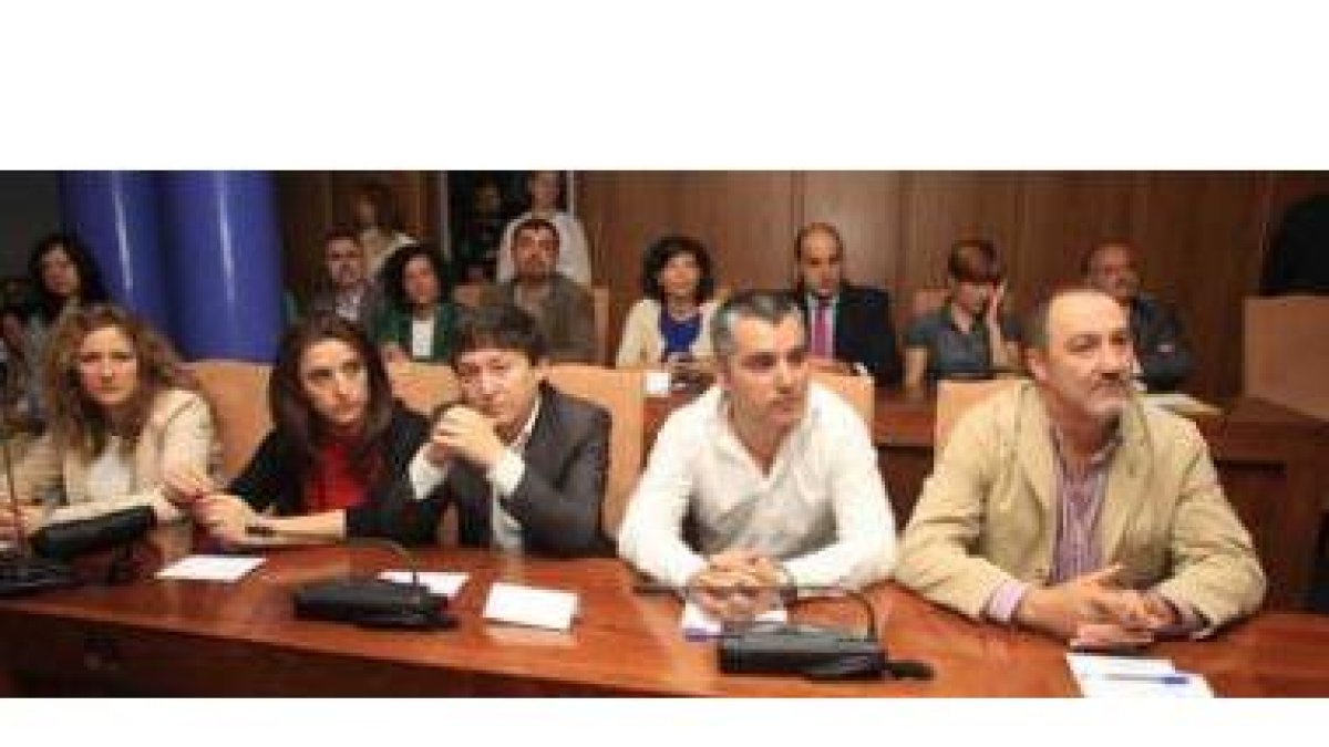 La bancada de los concejales de los grupos de la oposición en el Ayuntamiento de Ponferrada