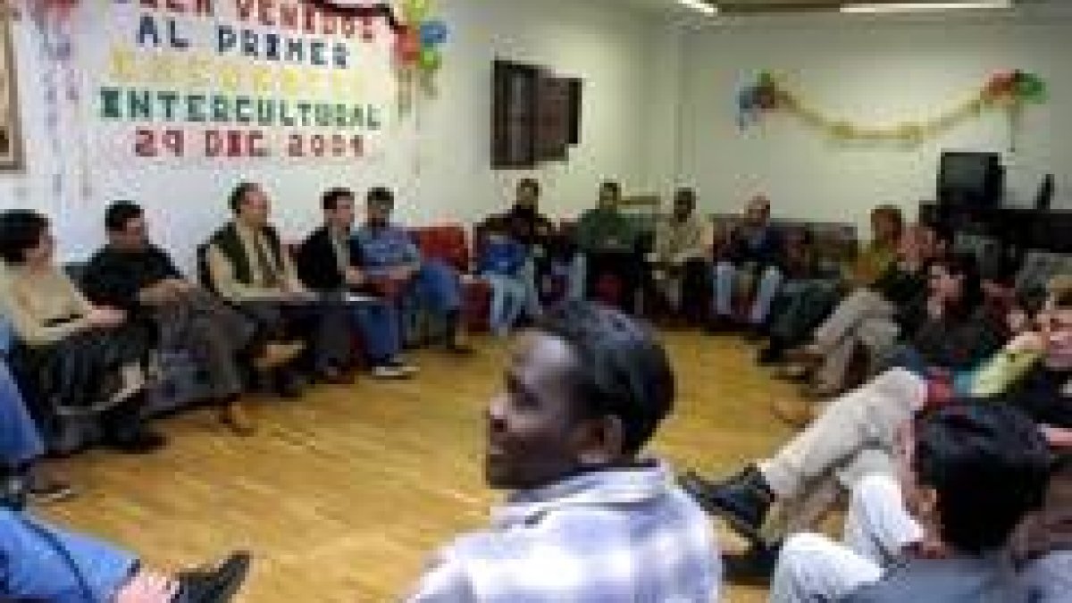 Reunión de inmigrantes de diferentes países, en una imagen de archivo