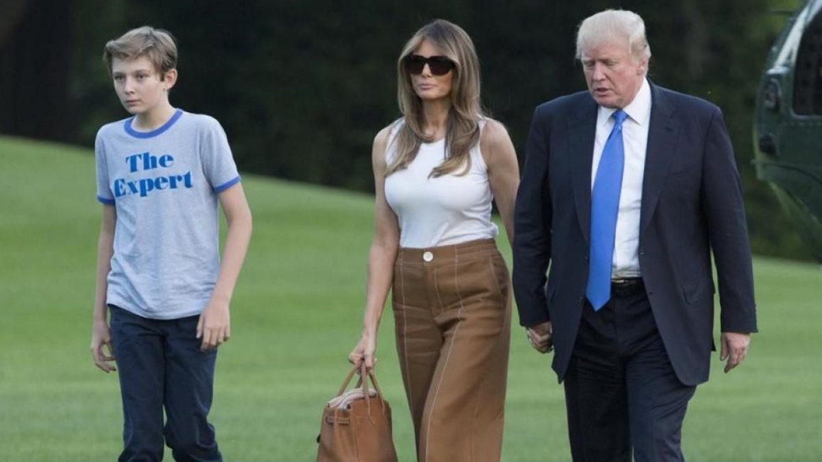 El presidente de EEUU, junto a su esposa e hijo a su llegada a la Casa Blanca.