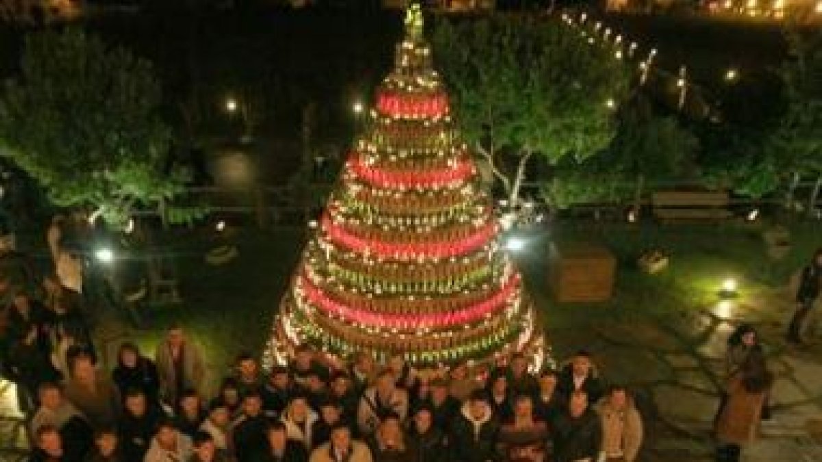 Dos kilómetros de hilo de luz y 1.500 botellas de Xamprada adornan el árbol y el Palacio de Canedo