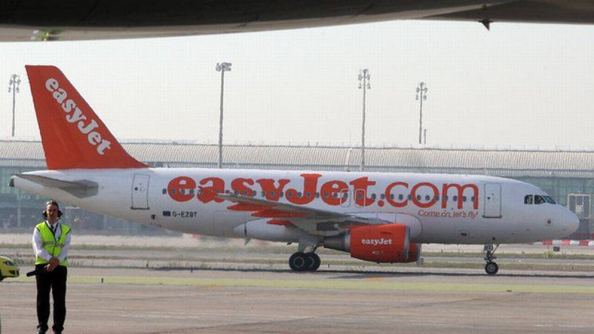 Un avión de Easyjet en el aeropuerto de El Prat.