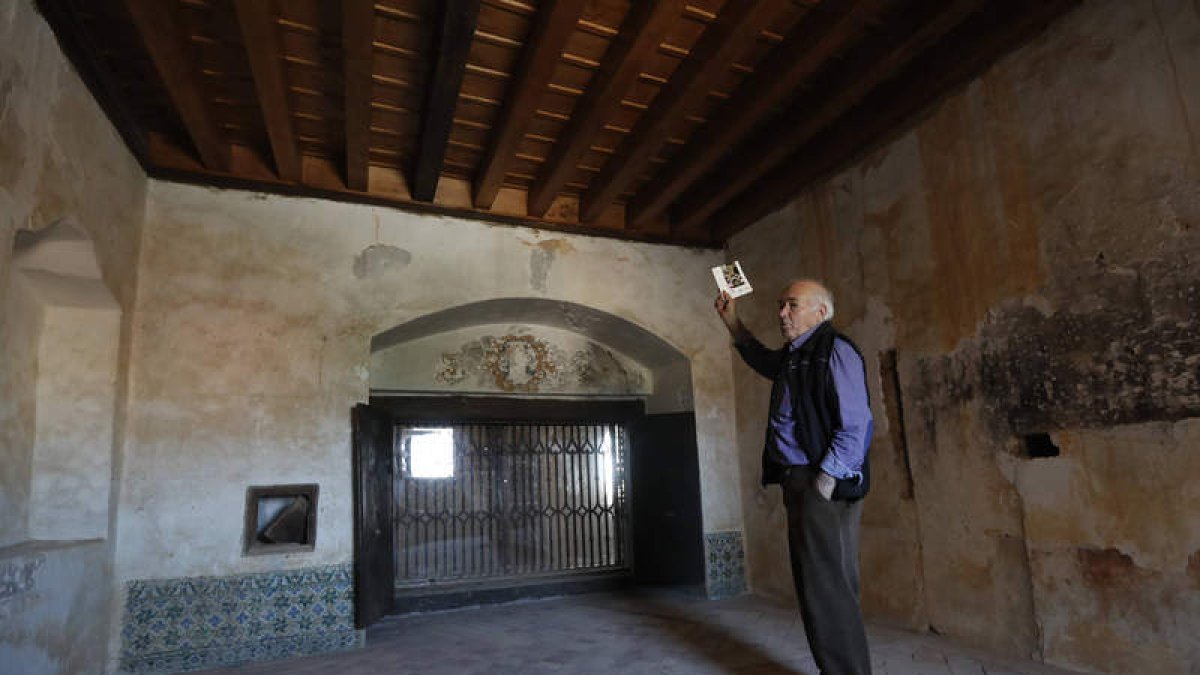 En las fotos de arriba, escalinata, artesonado, el recuperado oratorio, y Francisco Espinosa en dos estancias. JESÚS F. SALVADORES