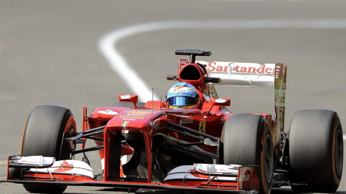 Alonso volvió a tener problemas con los neumáticos.