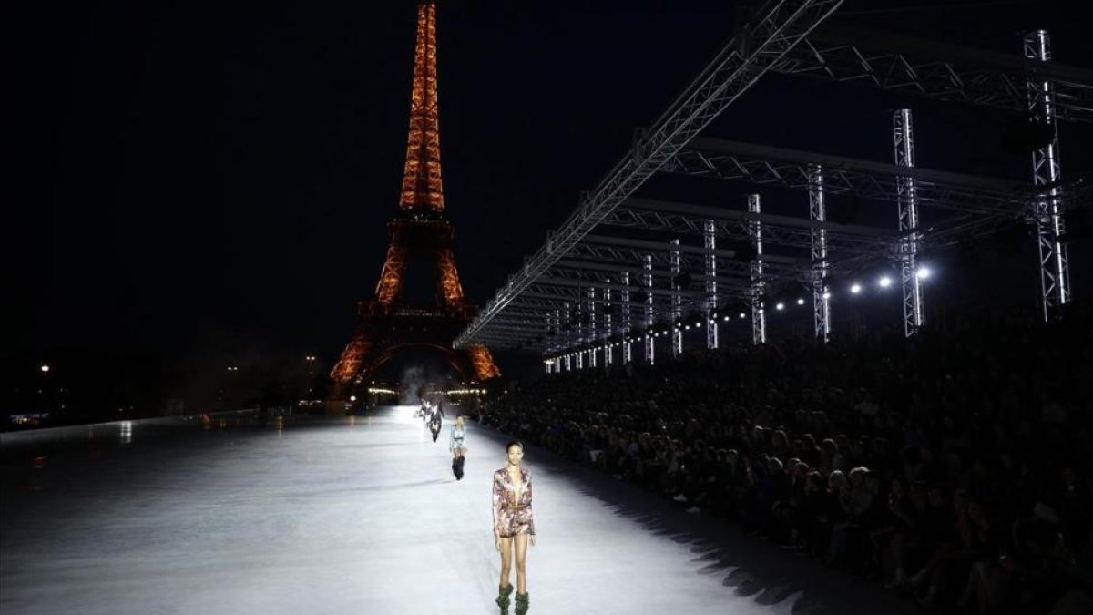Desfile de Yves Saint Laurent, con la torre Eiffel de fondo.
