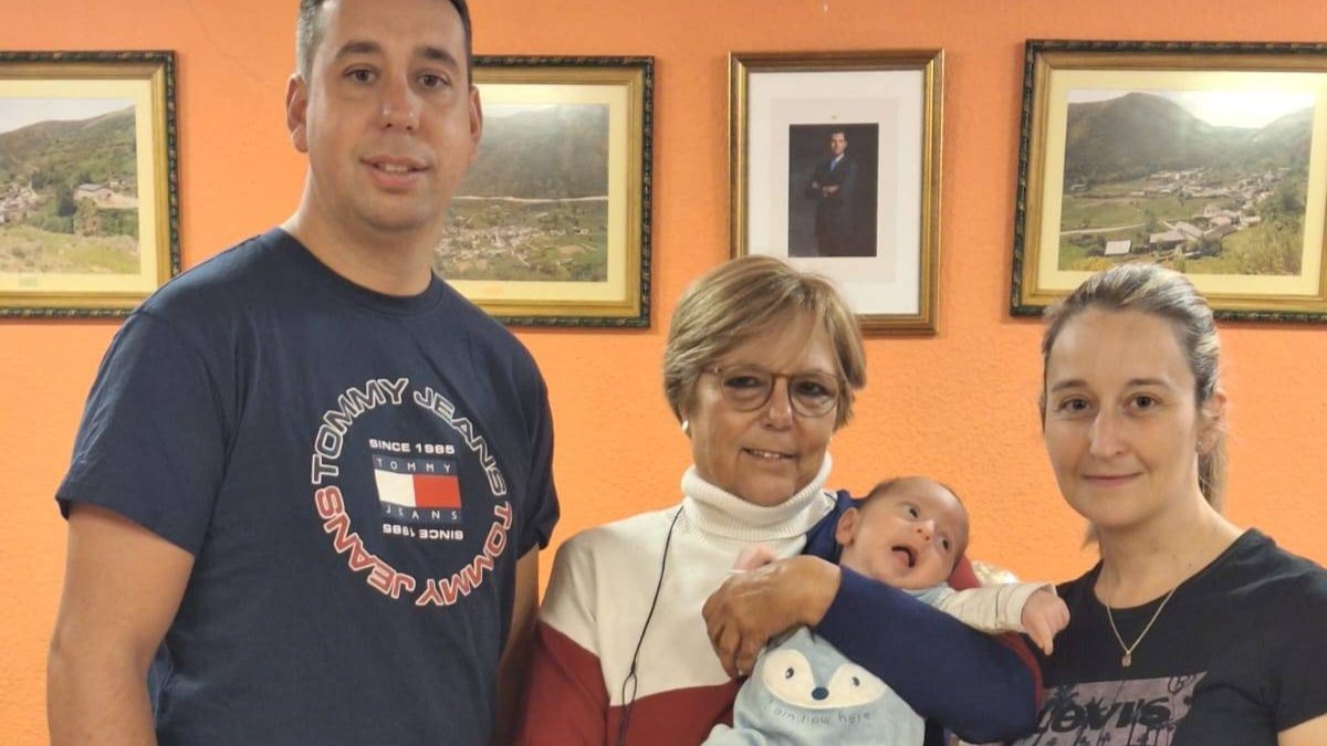Marco, el primer bebé en Murias de Paredes, junto a sus padres y en brazos de Carmen Mallo, alcaldesa de Murias de Paredes. DL