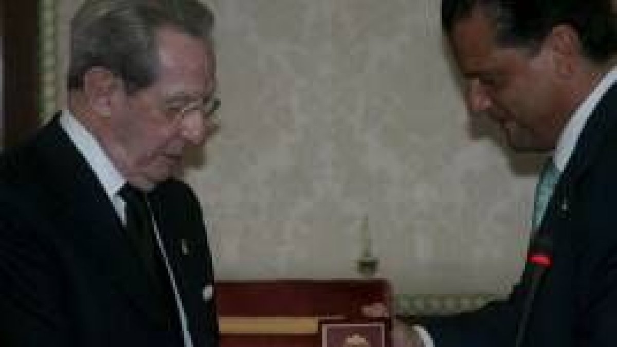 Antonino Fernández recibe de manos de Mario Amilivia la Medalla de Oro de la Ciudad de León