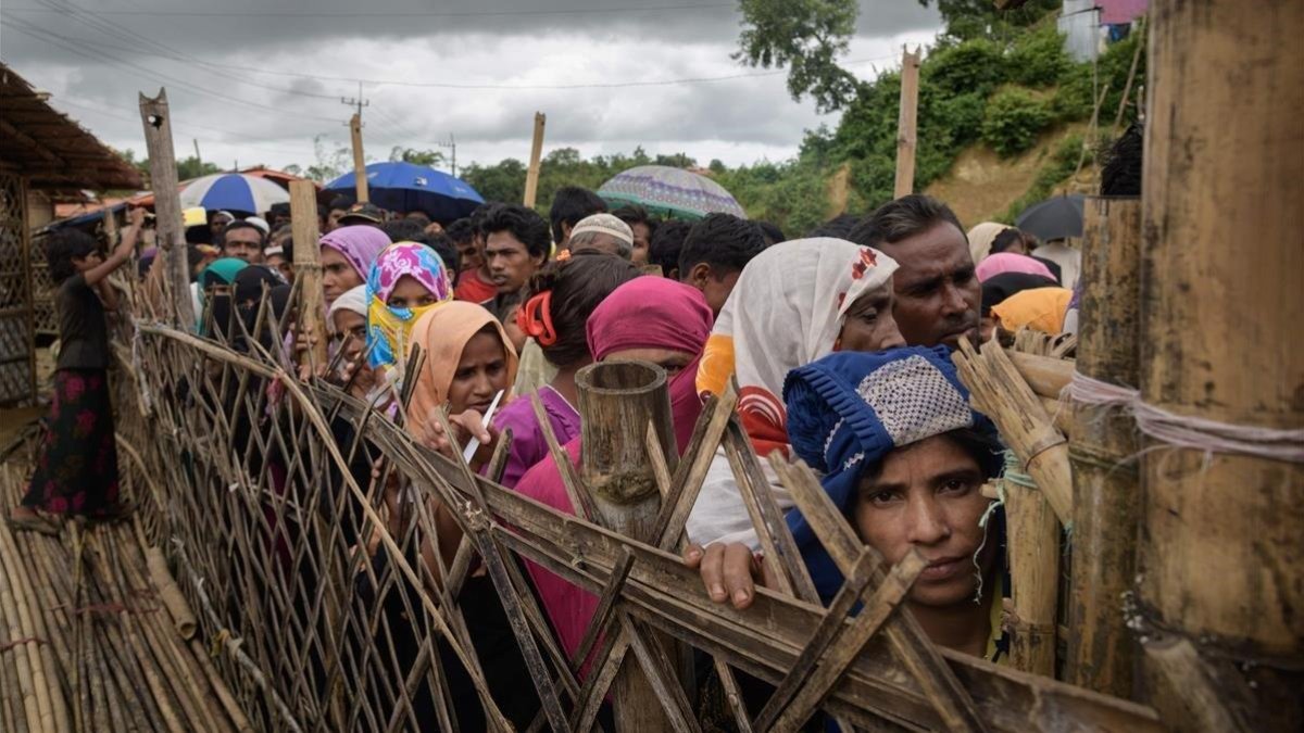 Refugiados rohingya esperando la ayuda médica en el campo de refugiados de Balukali, en Bangladés.