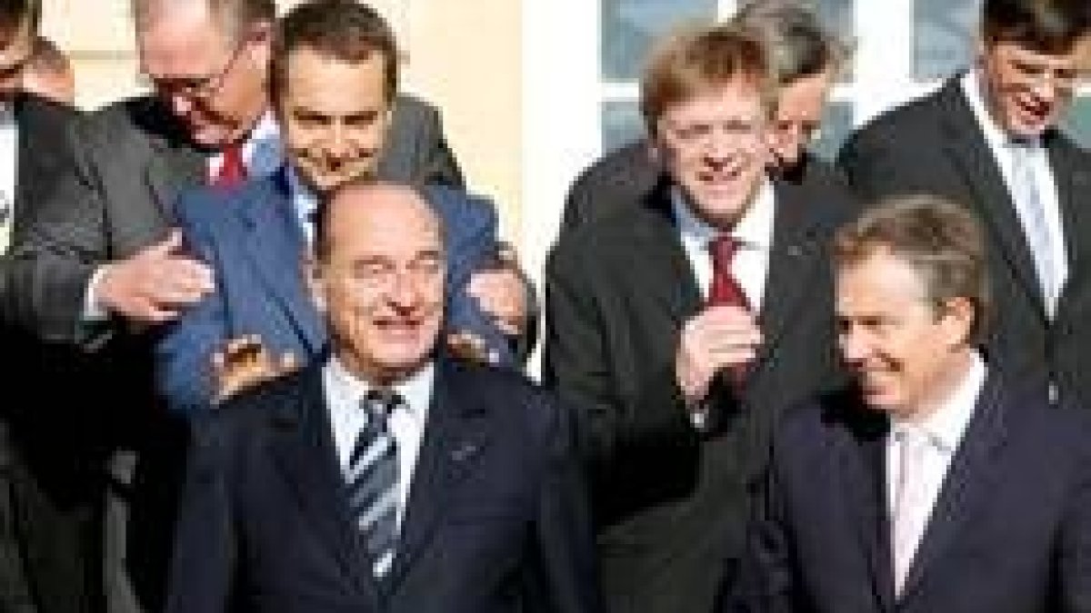 Zapatero coloca sus manos sobre los hombros de Chirac en la foto oficial de la cumbre británica