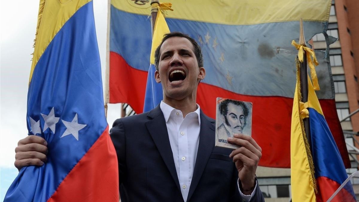 El jefe de la Asamblea Nacional de Venezuela, Juan Guaido, se declara presidente interino del país durante un mitin de oposición contra el líder Nicolás Maduro.