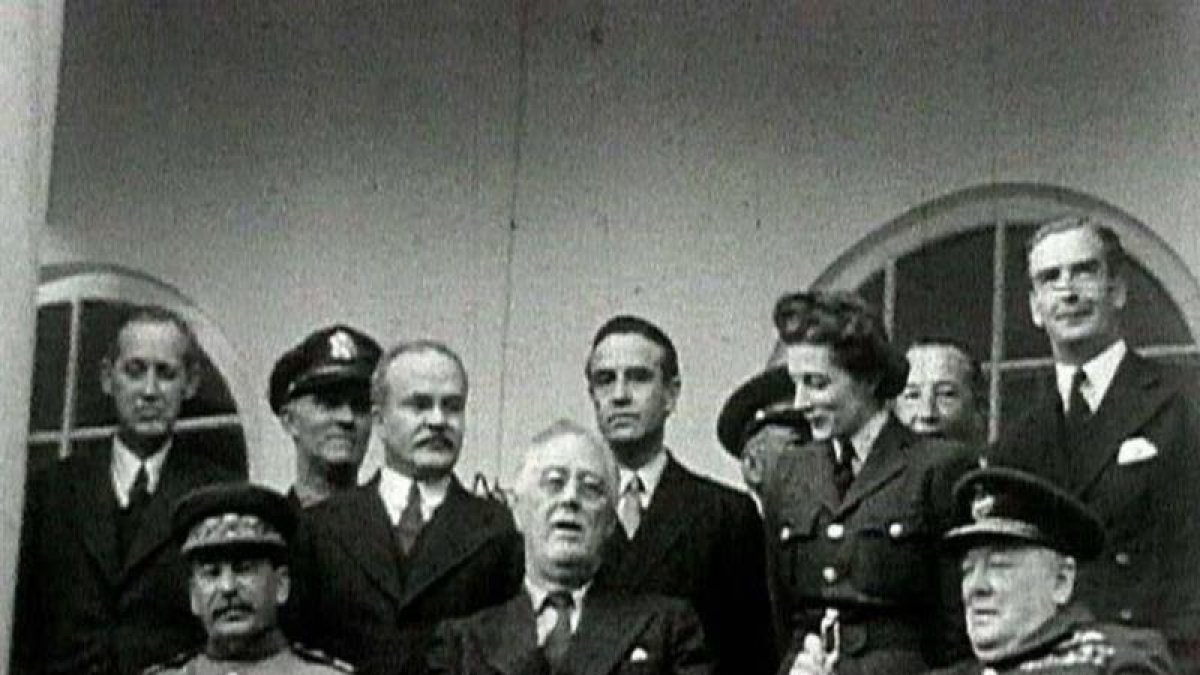 Franklin Delano Roosevelt (centro) junto a Stalin (izquierda) y Churchill (derecha), en la Conferencia de Teherán, en Irán, el 1943.