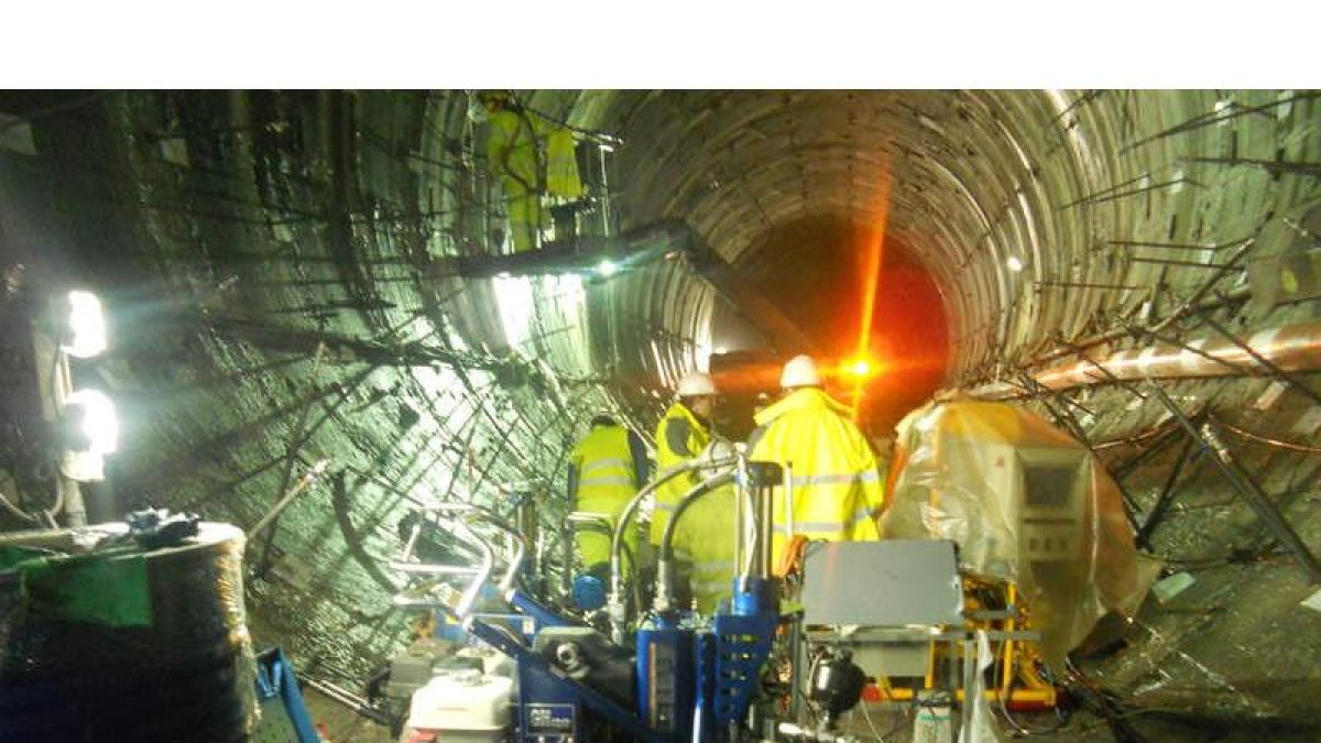 Operarios del Adif trabajan en el sellado de uno de los túneles de Pajares, anegado por el agua filtrada desde los acuíferos