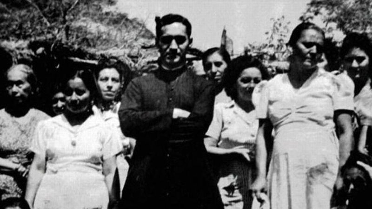 Una imagen del documental sobre el obispo Óscar Arnulfo Romero, con los más desprotegidos de El Salvador.