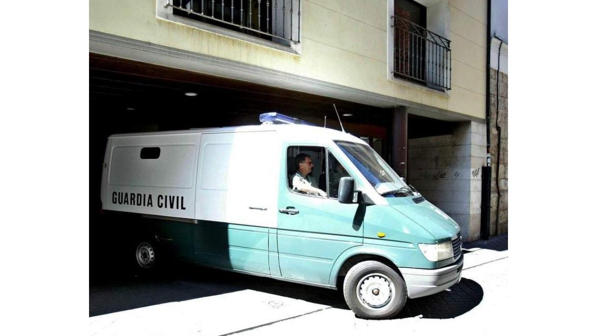 La Guardia Civil encontró a la conductora huida. RICARDO SUÁREZ