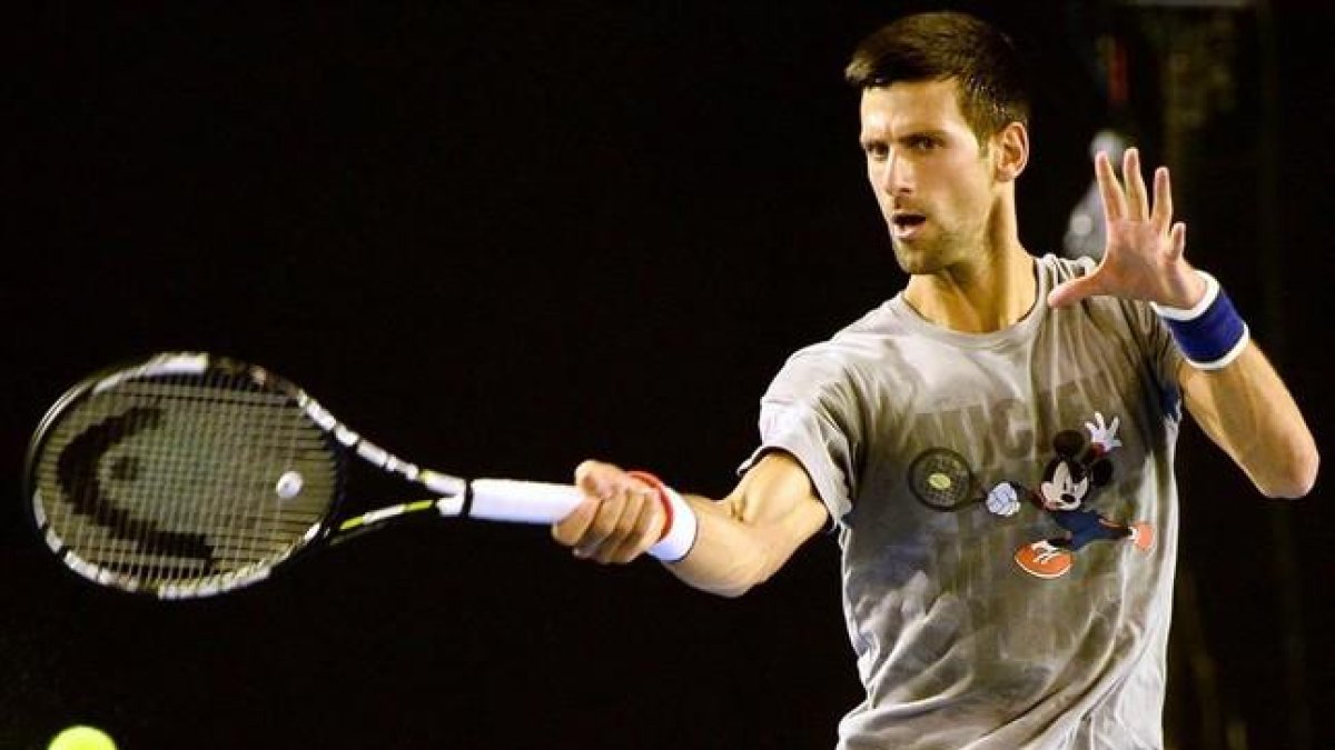 Novak Djokovic, durante un entrenamiento en Melbourne, previo al inicio del Abierto de Australia.