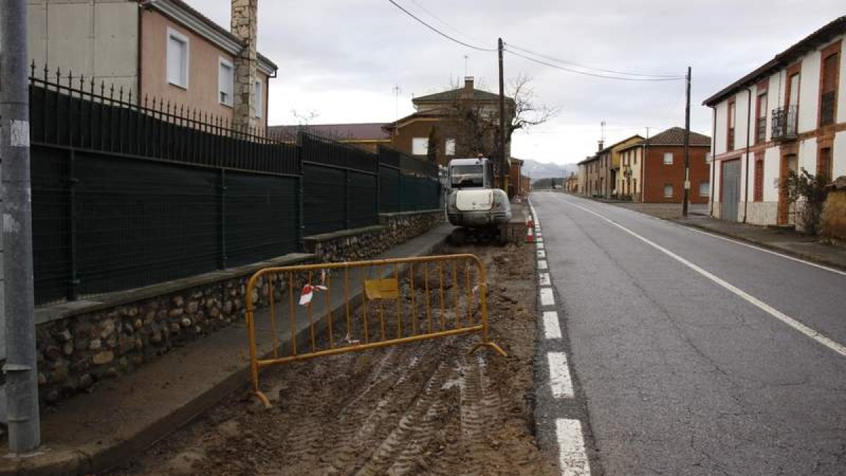 Las obras se están llevando a cabo en las dos márgenes de la N-625, en Villapadierna. CAMPOS