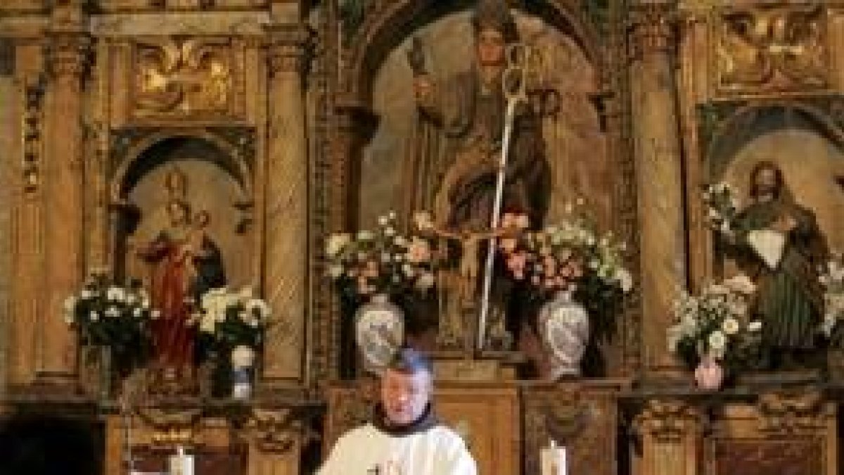 El padre Agrelo, ayer, en un momento de la homilía en la iglesia de la localidad de Trabadelo