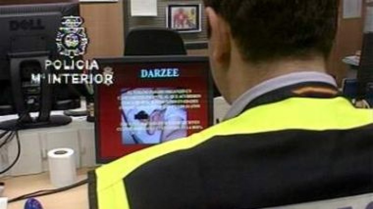 Un policía revisa los contenidos pedófilos de una página web, en una imagen de archivo