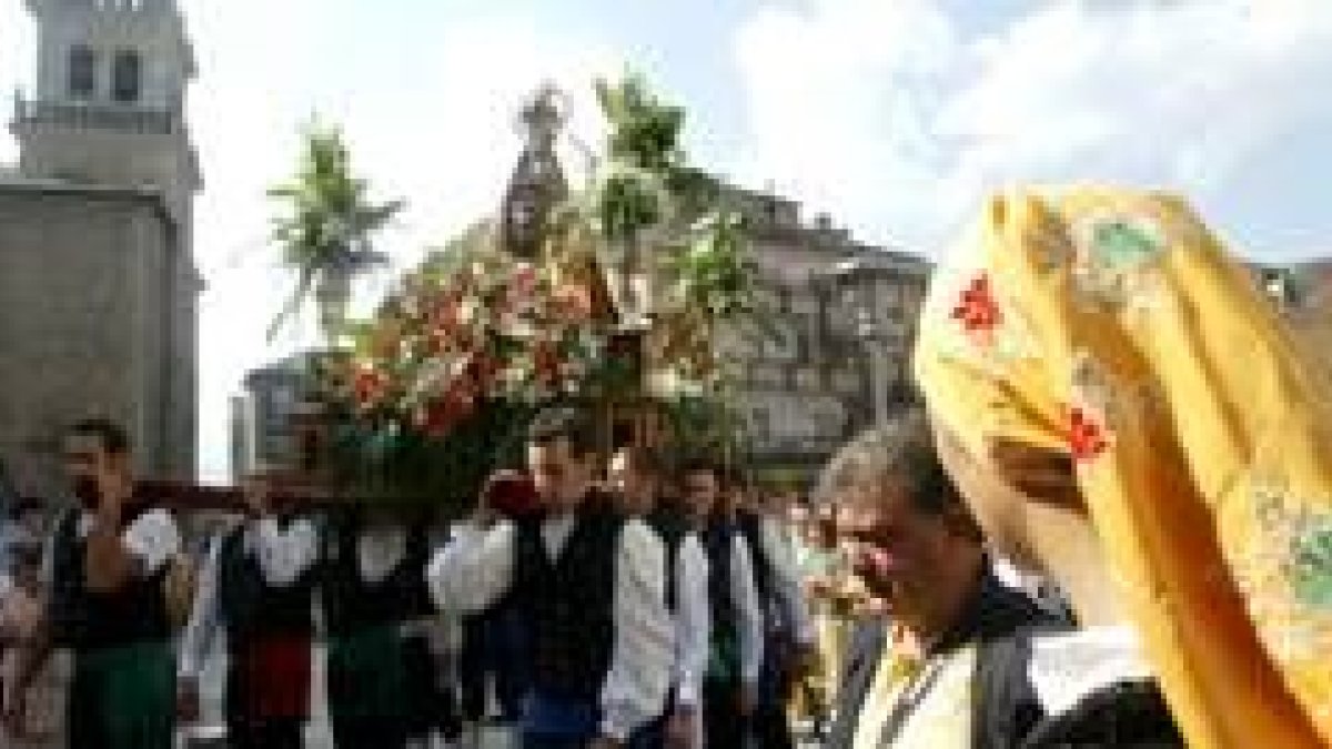 El desfile procesional del año pasado, con el paso de la Virgen atravesando la plaza de La Encina