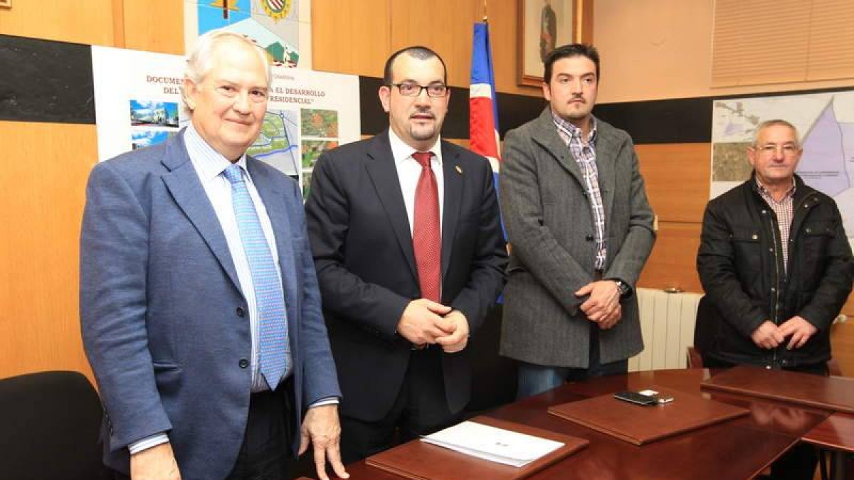 Guillermo García y Fernando López Rellán, junto a otros miembros de la corporación local.