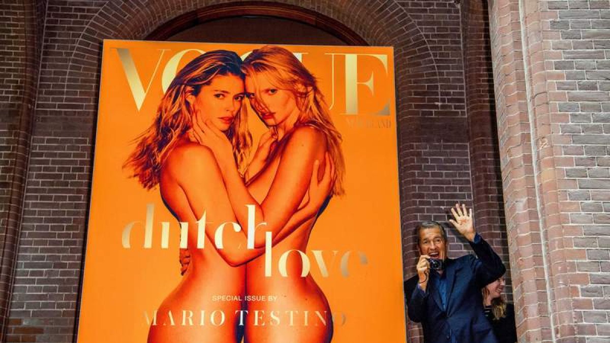 El fotógrafo Mario Testino posa junto a la portada del nuevo número de ‘Vogue’ . ROBIN UTRETCH