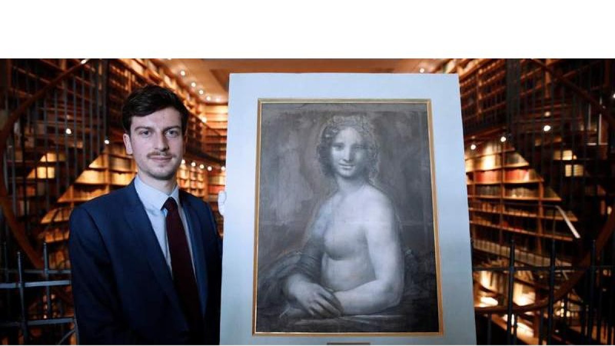 El conservador del museo Conde, Mathieu Deldicque, posa junto al dibujo de La Mona Lisa desnuda. YOAN VALAT