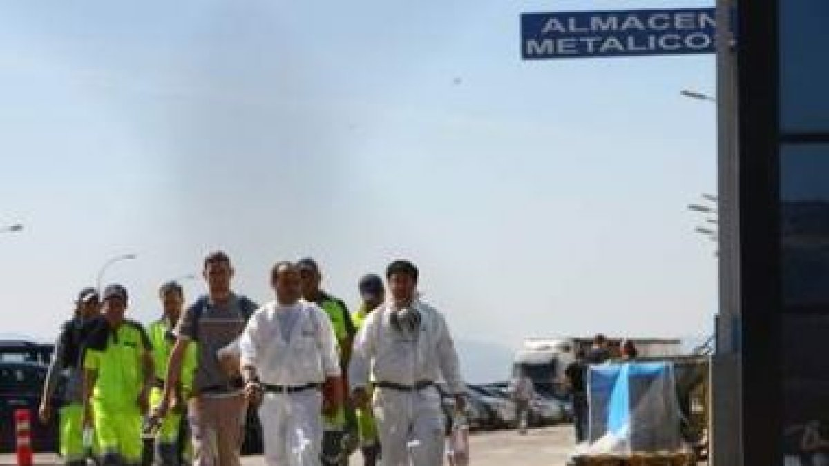 Trabajadores de LM, ayer a las tres de la tarde a la salida de uno de los turnos