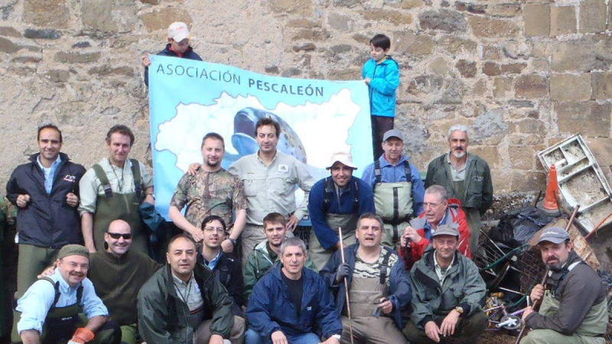 Los socios de Pescaleón participantes en la jornada de limpieza.