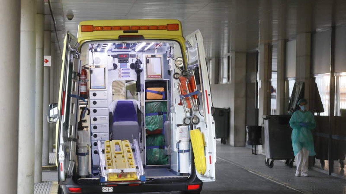 Una ambulancia medicalizada llega al servicio de Urgencias del Hospital de León. MARCIANO PÉREZ