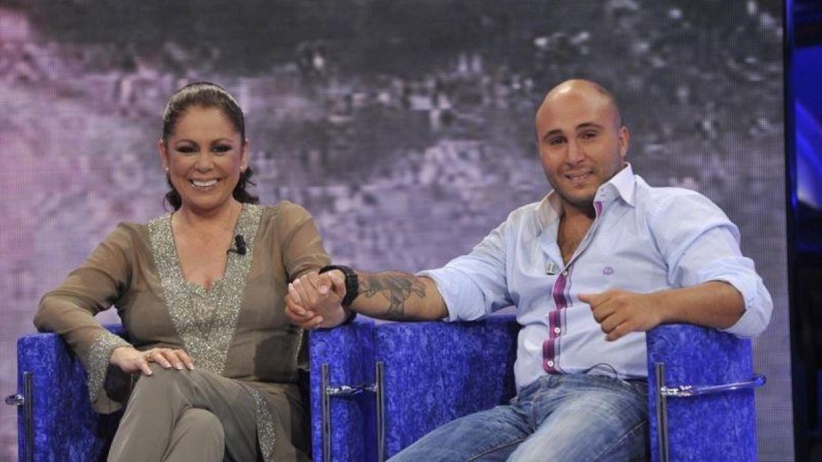 Isabel Pantoja y su hijo Kiko Rivera, en la gala de Supervivientes, en junio del 2011.