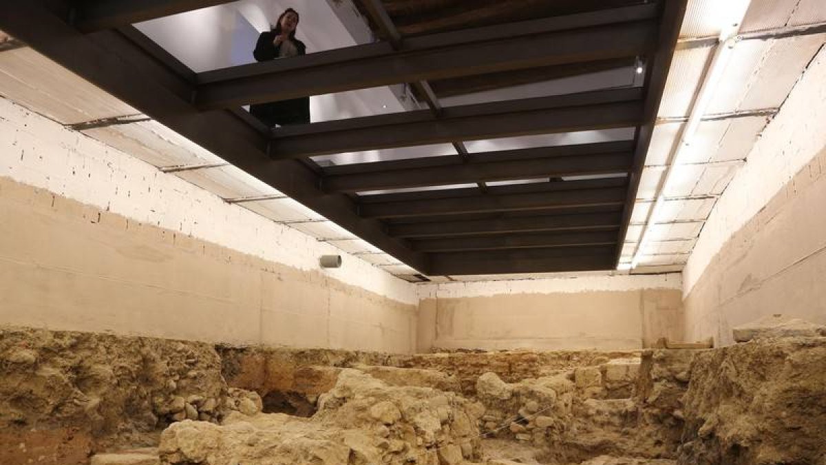 La cripta con los restos de varias murallas, visibles en el subsuelo de la Casona