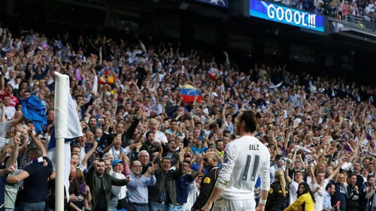 El delantero galés del Real Madrid Gareth Bale (d) celebra su gol, primero del equipo blanco frente al Manchester City